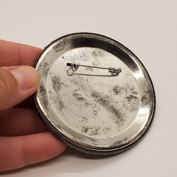 Get United Nobody can make it on their own button pin - Picture 4 of 4